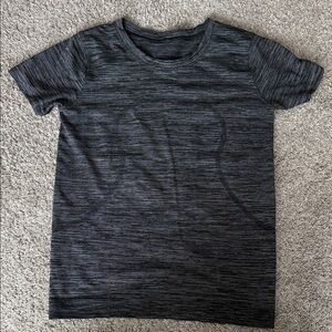 Lululemon sz 6  black/gray swiftly relaxed tee. EUC